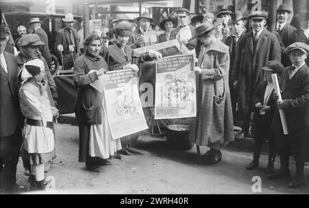 Frau J.F. Curtis &amp; Frau WM. Burton, Oktober 1917. Zeigt (von links nach rechts) Mrs. William Burton, Mrs. James F. Curtis (die ehemalige Laura Beatrice Merriam), Ehefrau von James F. Curtis, einem stellvertretenden Sekretär im Finanzministerium, und eine italienische Amerikanerin mit drei Söhnen, die in Europa kämpften, während einer Kampagne für den 2. Freiheitskredit von 1917 während des Ersten Weltkriegs Die Frauen halten Plakate für Liberty-Darlehen. Stockfoto