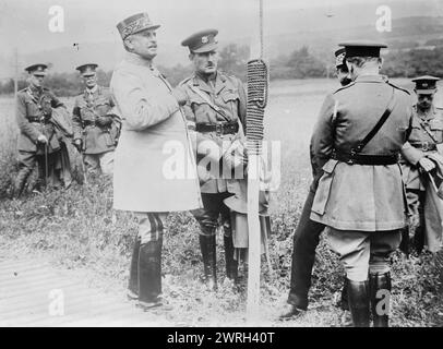 Britische &amp; französische Offiziere in Konferenz, 5. August 1917. General Pelletier de Worllemont von der französischen Armee und Prinz Arthur von Connaught bei der ersten Gedenkfeier der Armee zum vierten Jahr des Ersten Weltkriegs in Ranchicourt, Pas-de-Calais, 5. August 1917. Stockfoto