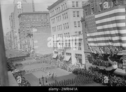 7. Regt. Abfahrt, 11. September 1917. Das 7. Regiment, New York National Guard (später 107. Infanterieregiment), blickte nördlich auf die 5. Richtung E. 40th St., New York City, und marschierte am 11. September 1917 in einer Parade, bevor sie in ein Lager in Spartanburg, South Carolina, und dann in den Krieg in Europa zogen. Der Rezensionsstand rechts war im Union League Club, dann in der E. 39th und 5th Ave. Stockfoto