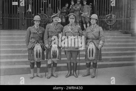 Lieut. Seely, Lt. Col. P.A. Guthrie, Col. J.S. Denis [d. h. Dennis], Capt. Black, Juli 1917. Offiziere der kanadischen Highlander-Regimenter, die vor der 71st Regiment Armory, Park Avenue (zwischen East 33rd und East 34th Street), New York City stehen. Die Highlander-Regimenter waren im Juli 1917 in den Vereinigten Staaten für die „British Recruiting Week“, die die Einschreibung in den Ersten Weltkrieg förderte Zu den Offizieren gehören Lieutenant H. A. Seeley, Colonel Percy Albert Guthrie, Lieutenant J.S. Dennis und Captain J.D. Black. Stockfoto