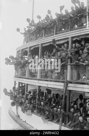 Verlassen Von Ft. Slocum, 1917. Amerikanische Soldaten auf einem Boot verlassen Fort Slocum, einen Militärposten auf Davids' Island, New Rochelle, New York. Fort Slocum diente während des Ersten Weltkriegs als Rekrutierungsstation Stockfoto