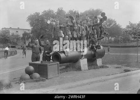 Sanitätskorps, Fort Slocum, 1917. Soldaten des medizinischen Korps stehen und sitzen auf einer Kanone auf dem Gelände von Fort Slocum, einem Militärposten auf Davids' Island, New Rochelle, New York. Fort Slocum diente während des Ersten Weltkriegs als Rekrutierungsstation Stockfoto