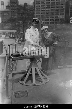 Mabel Garrison &amp; Captain Pierce, 16. Juli 1917. Sopran-Opernsängerin Mabel Garrison Siemonn (1886–1963) mit Marineoffizier an Bord der U.S.S. Recruit, einem hölzernen Modell eines Schlachtschiffs, das von der Navy am Union Square in New York City gebaut wurde, um Seeleute zu rekrutieren und Liberty Bonds während des Ersten Weltkriegs zu verkaufen Stockfoto