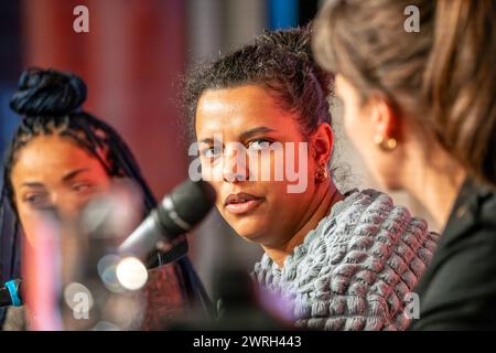 Alice Hasters, Autorin, Literaturhaus, München, 12. März 2024 Deutschland, München, 12. März 2024, Alice Hasters, geb. 1989, Journalistin und Autorin, im Literaturhaus München, bei der Veranstaltung: Toni Morrison sehr blaue Augen - ein Abend mit Alice Hasters, links leicht verdeckt Isabell Antonia Höckel, Schauspielerin und Sprecherin, *** Alice Hasters, Autorin, Literaturhaus, München, 12. März 2024 Deutschland, München, 12. März 2024, Alice Hasters, geboren 1989, Journalistin und Autorin, am Literaturhaus München, bei der Veranstaltung Toni Morrison sehr blaue Augen an Abend mit Alice Hasters, links Stockfoto