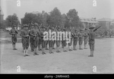 Gun Squad, Fort Slocum, 1917. Amerikanische Soldaten in einem Geschütztrupps in Fort Slocum, einem Militärposten auf Davids' Island, New Rochelle, New York. Fort Slocum diente während des Ersten Weltkriegs als Rekrutierungsstation Stockfoto