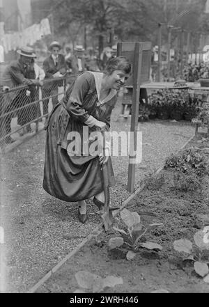 Mabel Garrison, 1917. Die Sopransängerin Mabel Garrison Siemonn (1886–1963) grub einen Spaten in den Boden in einem Demonstrationsgarten neben der U.S.S. Recruit, einem hölzernen Modell eines Schlachtschiffs, das von der Navy am Union Square in New York City gebaut wurde, um Seeleute zu rekrutieren und Liberty Bonds während des Ersten Weltkriegs zu verkaufen Stockfoto