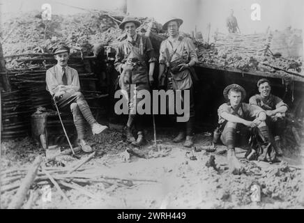 Britische Beobachter in Gefangener Beobachtungsposten, 6. Juni 1917. Britische Artillerie beobachtet Offiziere der Royal Artillery in einem deutschen Beobachtungsposten in der Nähe von Oosttaverne Wood, Belgien während der Schlacht von Messines, während des Ersten Weltkriegs Stockfoto