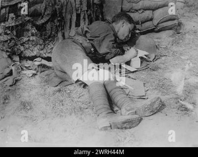 Tommy schreibt nach der Schlacht nach Hause, 11. Juni 1917. Ein britischer Offizier, der in einem Gefangenengraben in Oostaverne Wood, Belgien, am Boden lag und während der Schlacht von Messines während des Ersten Weltkriegs einen Brief schrieb Stockfoto