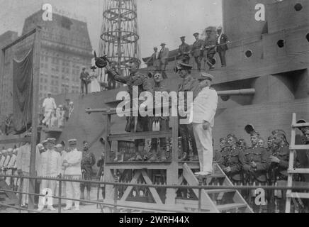 Colonel Guthrie bei U.S.S. Recruit, Juli 1917. Colonel Percy Albert Guthrie (1884–1948), Anführer der 236. Kanadischen Infanterie (The Maclean Highlanders), sprach über die U.S.S. Recruit, ein hölzernes Schlachtschiff, das von der Navy am Union Square in New York City gebaut wurde, um Seeleute zu rekrutieren und Liberty Bonds während des Ersten Weltkriegs zu verkaufen Die Maclean Highlanders („Kilties“) waren im Juli 1917 in New York, um bei der Rekrutierung zu helfen. Captain Charles Albert Adams (1846–1929) der Kommandant der United States Recruit steht rechts von Guthrie in weißer Uniform. Stockfoto