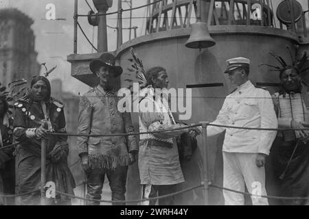 Glatze Eagle, Wells Hawks, 28. Juli 1917. Der indianische „Chief bald Eagle“ schüttelt sich die Hand mit Lieutenant Wells Hawks (1870–1941), einem Mitglied des PR-Teams der Navy an Bord der USS Recruit. Das Schiff war ein hölzernes Modell eines Schlachtschiffs, das von der Navy am Union Square in New York City gebaut wurde, um Seeleute zu rekrutieren und Liberty Bonds während des Ersten Weltkriegs zu verkaufen Stockfoto