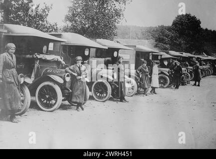 Britische Krankenwagenfahrerinnen, 27. Juni 1917. Ambulanzfahrerinnen mit ihren Fahrzeugen, E&#xb4;Taples, Frankreich, 27. Juni 1917, während des Ersten Weltkriegs Stockfoto