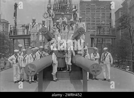 Mabel Garrison bei U.S.S. Recruit, 16. Juli 1917. Sopran-Opernsängerin Mabel Garrison Siemonn (1886–1963) mit Seeleuten an Bord der U.S.S. Recruit, einem hölzernen Modell eines Schlachtschiffs, das von der Navy am Union Square in New York City gebaut wurde, um Seeleute zu rekrutieren und Freiheitsanleihen während des Ersten Weltkriegs zu verkaufen Stockfoto