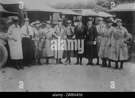 Britische freiwillige Rettungswagenfahrer an der Front, 27. Juni 1917. Gruppe der freiwilligen Aid Detachment (VAD) und First Aid Nursing Yeomanry Women's Transport Service (F.A.N.Y.) der britischen Roten Kreuz-Gesellschaft am 27. Juni 1917 während des Ersten Weltkriegs in Etaples, Frankreich Stockfoto