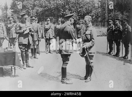 King Geo Dekoriert französischer Oberst, 7. Juli 1917. König Georg V. dekorierte den Oberst der französischen Mission im Schloss Blendecques am 7. Juli 1917 während des Ersten Weltkriegs Hinter ihnen steht eine Ehrengarde der 17. Lancers. Stockfoto