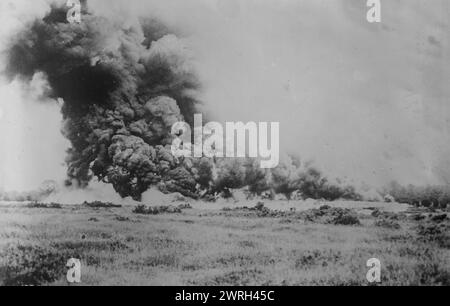 Britischer Flüssigkeitsbrand, 7. Juli 1917. Flüssigkeitsbrand-Demonstration während des Besuchs von König Georg V. in der Gasschule in Helfaut, Frankreich, 7. Juli 1917 während des Ersten Weltkriegs Stockfoto