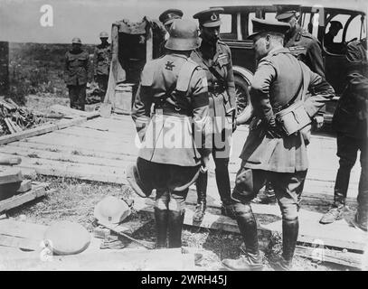 King Geo Deutsche Rüstung, 11. Juli 1917. Ein britischer Stabsoffizier mit deutschem Brustschild und Helm, während er während des Ersten Weltkriegs am 11. Juli 1917 in Vimy Ridge (Frankreich) mit König Georg V. spricht Stockfoto