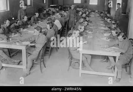 Drahtlos, Pratt Institute, Oktober 1917. Mitglieder des US Army Signal Corps in Telegrafenausbildung am Pratt Institute, Brooklyn, New York während des Ersten Weltkriegs Stockfoto