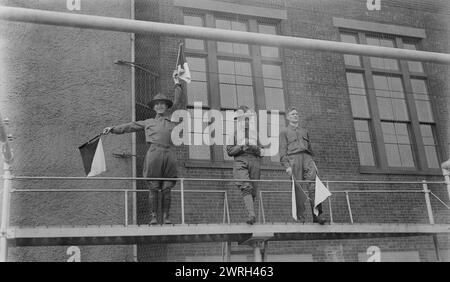 Wig-Wag, Pratt Institute, Oktober 1917. Mitglieder des US Army Signal Corps, die Signalflaggen während des Trainings am Pratt Institute, Brooklyn, New York während des Ersten Weltkriegs benutzten Stockfoto