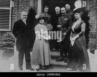 King Geo., Poincare &amp; Wives, 10. Juli 1917. König George V. und Königin Mary, Präsident von Frankreich Raymond Poincare&#xb4; und Madame Henriette, Edward, Prinz von Wales; Sir Douglas Haig und Sir Francis Bertie, auf den Stufen des British Officers' Club, Abbeville, Frankreich, 10. Juli 1917 während des Ersten Weltkriegs Stockfoto