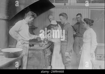 Cooking, Pratt Institute, Misses Kierstead &amp; Hanks, 13. August 1917. Miss Gladys Kierstead, stellvertretende Direktorin des Pratt Institute, Brooklyn, New York, und Miss Emma Hanko leitete Kochkurse für Männer während des Ersten Weltkriegs Stockfoto