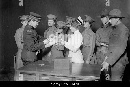 Major Connell geimpft Frau Autofahrerin, 29. Mai 1917. Major Connell, Chirurg des 71. Regiments, impfte eine der 300 Frauen des Women's Motor Corps der National League for Women's Service mit dem Serum für Typhus in der 71. Regiment Armory, New York City, 29. Mai 1917 während des Ersten Weltkriegs Stockfoto