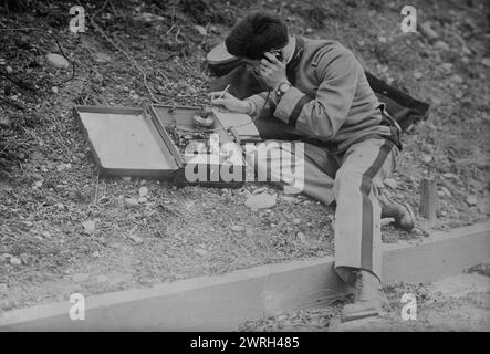 University of Washington, 1917. Ein Soldat von der Miliz der Universität von Washington, der ein tragbares Feldtelefon in einem Koffer benutzt. Stockfoto