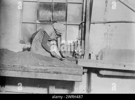 Englische Frauen, die Stahlkorn zwischen 1915 und 1918 sickern. Frau in der Fabrik in England während des Ersten Weltkriegs Stockfoto