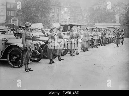 Englische Frauen wurden von 1915 bis 1918 kontrolliert. Frauen, die während des Ersten Weltkriegs in England vor Autos standen. Stockfoto