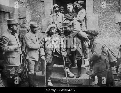 Verwundete Franzosen verlassen das Krankenhaus, 1917. Verwundete französische Soldaten verlassen ein Krankenhaus während des Ersten Weltkriegs Stockfoto