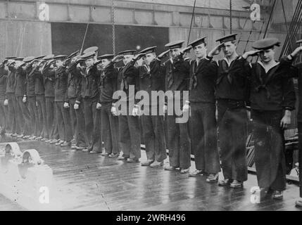 Amerikanische Seeleute grüßen König George, 1917. Amerikanische Seeleute grüßen König George V. von Großbritannien während seines Besuchs auf ihrem Truppentransportschiff U.S.S. Finland, das in Liverpool, England angedockt war. Stockfoto