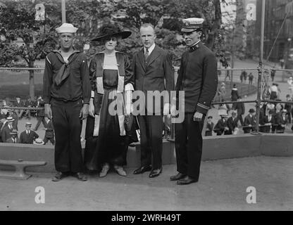 Mrs. O. Harriman, Blaine Ewing, Lieutenant McKinney, 1917. Grace Carley Harriman, Blaine Ewing und Lieutenant McKinney auf der U.S.S. Recruit, einem gefälschten Schlachtschiff, das von der Navy am Union Square gebaut wurde, um Seeleute zu rekrutieren und Liberty Bonds während des Ersten Weltkriegs zu verkaufen Stockfoto