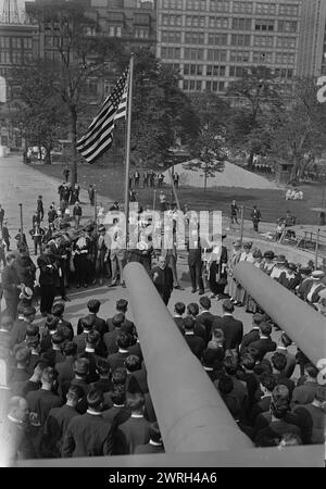 Reverend Herbert Shipman spricht an Rekruten, 1917. Der Bischof und Militärkaplan Herbert Shipman (1869–1930) sprach vor den Rekruten der US-amerikanischen Armee Recruit, einem gefälschten Schlachtschiff, das im Union Square, New York City gebaut wurde, um während des Ersten Weltkriegs Seeleute zu rekrutieren und Freiheitsanleihen zu verkaufen Stockfoto