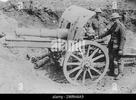 Deutsche 5,9-Kanone von Briten, 13. Februar 1917. Britische Royal Artillery Offiziere der 9. Division untersuchen eine deutsche 5,9-Zoll-Haubitze, die während der Schlacht von Arras, einer französischen Stadt an der Westfront des Ersten Weltkriegs, am Westufer des Happy Valley gefangen genommen wurde Stockfoto