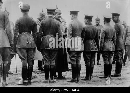 Kaiser gab Eisenkreuz an Piloten, zwischen 1914 und 1915. Kaiser Wilhelm II. Von Deutschland (1859–1941) verlieh den Fliegern im Ersten Weltkrieg Eisenkreuzmedaille Stockfoto