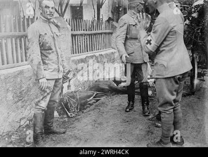 Verwundeter österreichischer Offizier auf Patrouille auf Isonzo, zwischen 1910 und 1915. Ein verwundeter österreichischer Offizier in der Nähe des Isonzo-Flusses, der während des Ersten Weltkriegs in der Nähe der Grenze zwischen Slowenien und Italien fließt Stockfoto