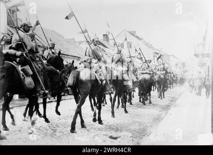 Deutsche in Lowicz, zwischen 1914 und 1915. Deutsche Soldaten zu Pferd in Lowicz, Polen während des Ersten Weltkriegs Stockfoto