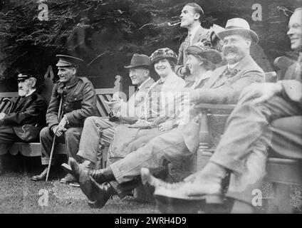 Mrs. Marsh unterhaltsame Verwundete, Warwick Castle, 6. Oktober 1915 (Datum erstellt oder veröffentlicht später). Mrs. Agnes Power Marsh, Ehefrau von Henry Wheelwright Marsh auf Warwick Castle mit verwundeten Soldaten im Ersten Weltkrieg Stockfoto