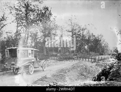 Amerikanischer Krankenwagen in der Nähe von Les Eparges, zwischen 1915 und 1918. Ein amerikanischer Krankenwagen in der Nähe von Les E&#xb4;Parges, Frankreich während des Ersten Weltkriegs Stockfoto