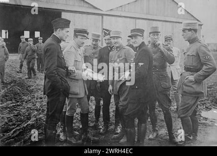 1. K. Rockwell, 2. Kapitän Thenault, 3. Norman Prince, 4. Lieut. DeLaage, 5. Sgt. E, Cowdin, 6. Sgt. Bert Hall, 7. J.R. McConnell und 8. Victor Chapman, 26. Juni 1916 (erstellt oder veröffentlicht später). Mitglieder der Lafayette Escadrille, bestehend aus amerikanischen Piloten, die während des Ersten Weltkriegs mit der französischen Luftwaffe flogen Gezeigt werden Kiffin Yates Rockwell (1892–1916), Oberstleutnant Georges Thenault (Kommandeur), Norman Price (1887–1916), Leutnant Alfred de Laage de Meux, Sgt. Elliot Cowdin, Sgt. Weston Birch „Bert“ Hall, James Rogers McConnell (1887–1917) und Victor Chapman. Stockfoto