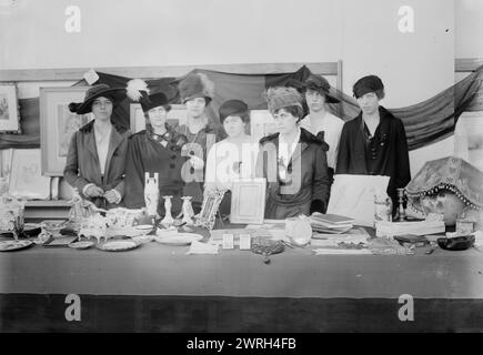 Harriet Post, Marie Canfield, Miss [Camilla] Morgan, Catherine Porter, Laura Canfield, Muriel Winthrop und Margaret Andrews, 12. Dezember 1914 (Datum erstellt oder veröffentlicht später). Eine Gruppe von Frauen, darunter die Suffragistin Camilla Morgan, im belgischen Hilfswerk in New York City während des Ersten Weltkriegs Stockfoto