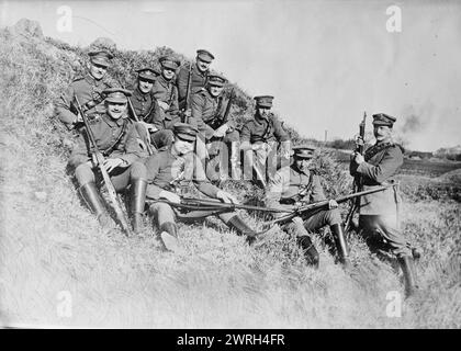 Verteidiger von Tsing Tau, 1914. Deutsche Soldaten außerhalb von Tsingtao (heute Qingdao), China, wahrscheinlich während der Belagerung von Tsingtao, während der die von Deutschland kontrollierte Hafenstadt von britischen und japanischen Truppen angegriffen wurde. Stockfoto