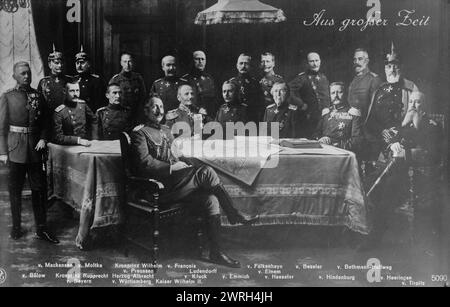 Kaiser und seine Generäle, zwischen 1910 und 1915. Deutscher Kaiser Wilhelm II. Mit seinen Generälen während des Ersten Weltkriegs: Von Bulow, von Mackensen, von Molike, Kronprinz Wilhelm von Preußen, von Francois, Ludendorff, von Falkenheyn, von Eimen, von Beseler, von Bethman-Hollweg, von Heeringen. Von links nach rechts sitzend: Kronprinz Rupprecht of Photography ist eine Montage von Einzelbildern, die zusammen fotografiert wurden. Stockfoto