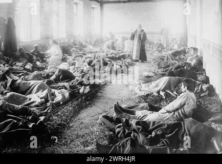 Russischer Dienst im Suwalki-Krankenhaus, zwischen 1914 und 1915. Ein Priester, der während des Ersten Weltkrieges in einem Krankenhaus in Suwalki, Russland (heute Polen) einen russisch-orthodoxen Dienst abhielt Stockfoto