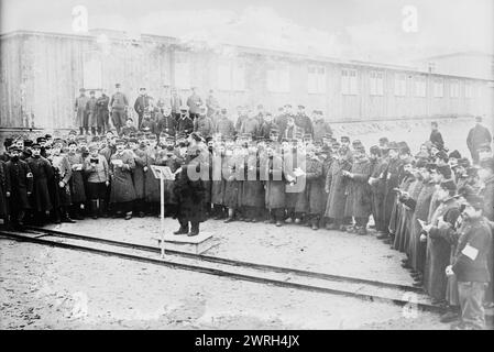 Deutschland, französische Gefangene singen zwischen 1914 und 1915. Französische Gefangene singen, während sie in Gruppen vor Gebäuden stehen, möglicherweise im Kriegsgefangenenlager Zossen, Wu&#xa8;nsdorf, Zossen, Deutschland, während des Ersten Weltkriegs Stockfoto