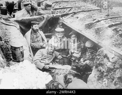 Ein ruhiger Moment in deutschen Gräben, zwischen 1914 und 1915. Deutsche Soldaten rauchen und lesen in einem Graben in Flandern, Belgien, während des Ersten Weltkriegs Stockfoto