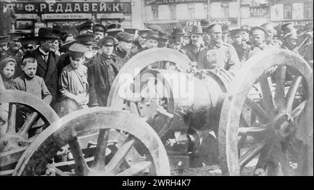 Österreichisch 24 cm. Mörser von Russen, zwischen 1914 und 1915. Russische Soldaten und Zivilisten mit einer Mörserwaffe während des Ersten Weltkriegs Stockfoto