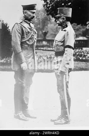 Kaiser &amp; General von Hotzendorf, zwischen 1914 und 1915. Kaiser Wilhelm II. Von Deutschland (1859–1941) mit Graf Franz Xaver Joseph Conrad von Ho&#xa8;tzendorf (1852–1925), einem österreichisch-ungarischen Armeeoffizier. Stockfoto