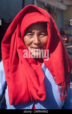 Pokhara, Nepal - 4. NOVEMBER 2005. Porträt der unbekannten nepaleserin. Stockfoto