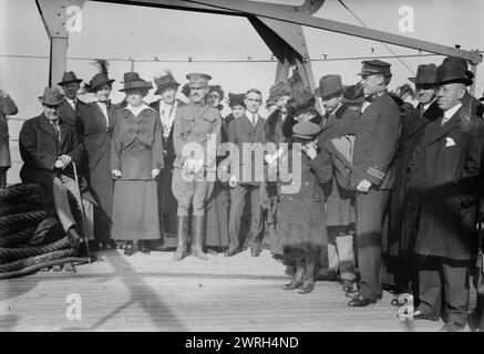 Abreise der U.S.S. Jason: Mrs. Chas. Saltzman, Mrs. Lawton, Major Lawton, C.O. Laughlin, Mrs. L. Wood, Frau W. Draper, G. McAneny, G.R. Adamson, Lt. C.E. Courtney, 14. November 1914. Die Abreise der USA Jason, die am 14. November 1914 von New York aus segelte, brachte etwa 6 Millionen Geschenke für die Kinder Europas, die vom Ersten Weltkrieg betroffen waren Zu den dargestellten Personen gehören: Frau Leonard Wood, Ehefrau des Befehlshabers der Armee des Ostens; Frau W.K. Draper (Helen Fidelia Draper), Leiterin des New Yorker Kapitels des Roten Kreuzes; George McAneny, Präsident des New Yorker Stadtrates Stockfoto