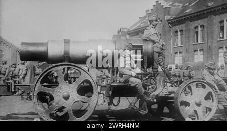 Österreichisches Belagerungsgewehr in Belg. [D. h. Belgien], zwischen 1914 und 1915. Das Zylindersegment einer Skoda 305 mm Haubitze Modell 1911. Die österreichisch-ungarische Armee leihte im August 1914 acht dieser Geschütze an die deutsche Armee, die zur Zerstörung der belgischen Befestigungsanlagen in Lüttich und anderen Orten eingesetzt wurden. Stockfoto